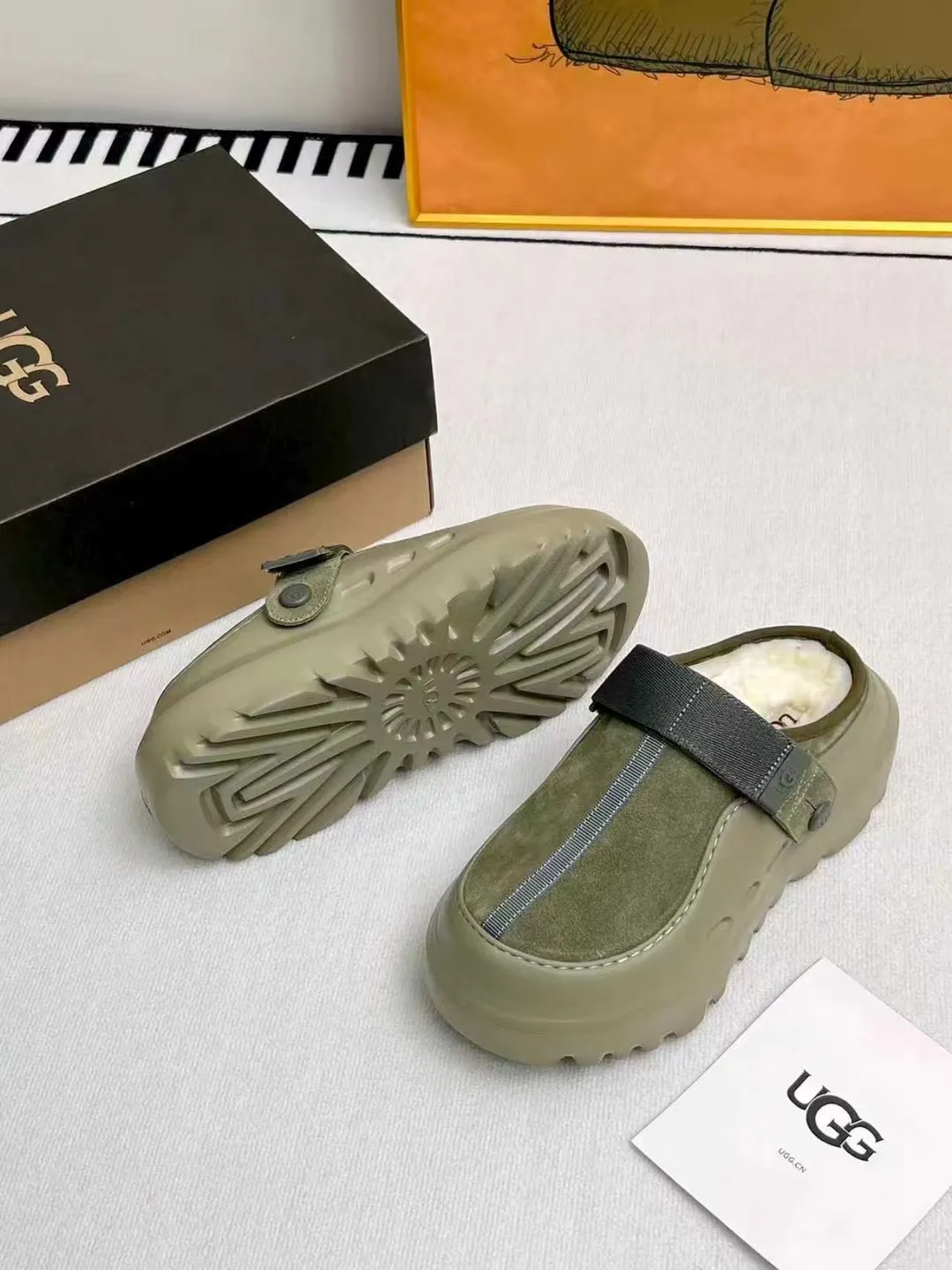 Factory price 560💰 (same style for men and women) 🌸UGG 2025 new small potato, half drag and one kick to unlock the relaxed feeling, lightweight and thin sole, always light and fashionable, casually walking out of a new style, it feels very UGG, classic suede with soft wool lining insole, rubber foam outsole, hot stamped logo ✅Color: bright green, bright yellow, maroon, black ✅Number of codes: 35 to 45 (synchronized with the official website)